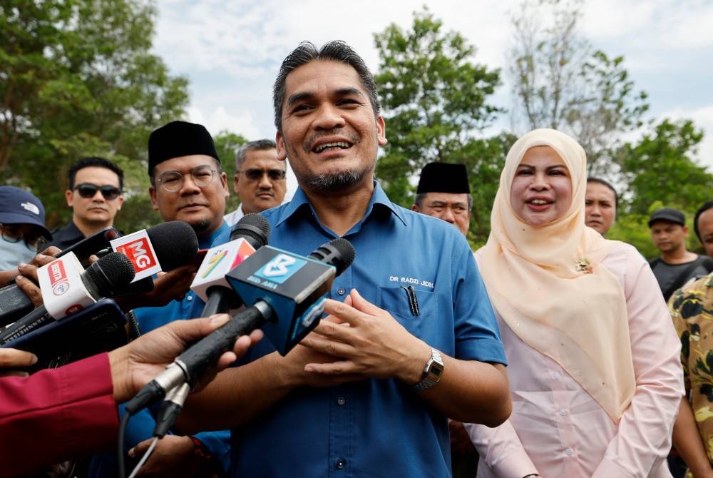 Mohd Radzi bercakap kepada pemberita selepas lawatan ke tapak projek SMK Kota Warisan di Kota Warisan, Sepang hari ini. Turut hadir Menteri Pembangunan Wanita, Keluarga dan Masyarakat, Datuk Seri Rina Harun (kanan). - Foto Bernama