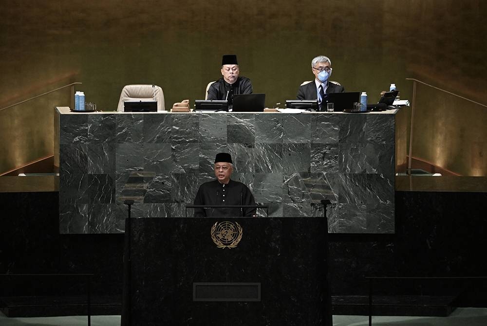 Ismail Sabri menyampaikan ucapan pada Debat Umum sempena Perhimpunan Agung Pertubuhan Bangsa-Bangsa Bersatu Sesi Ke-77 di Ibu Pejabat PBB Jumaat lalu. - Foto Bernama