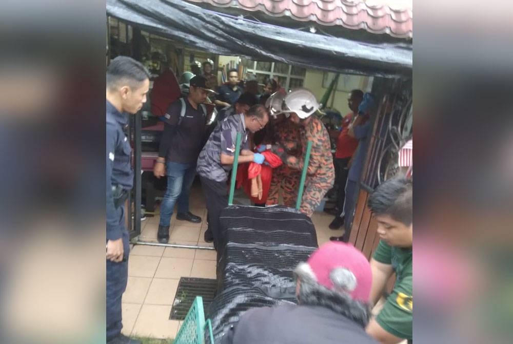 Gempar apabila seekor harimau kumbang dilaporkan masuk ke dalam rumah seorang penduduk di Taman Pelangi, Semenyih. - Foto JBPM