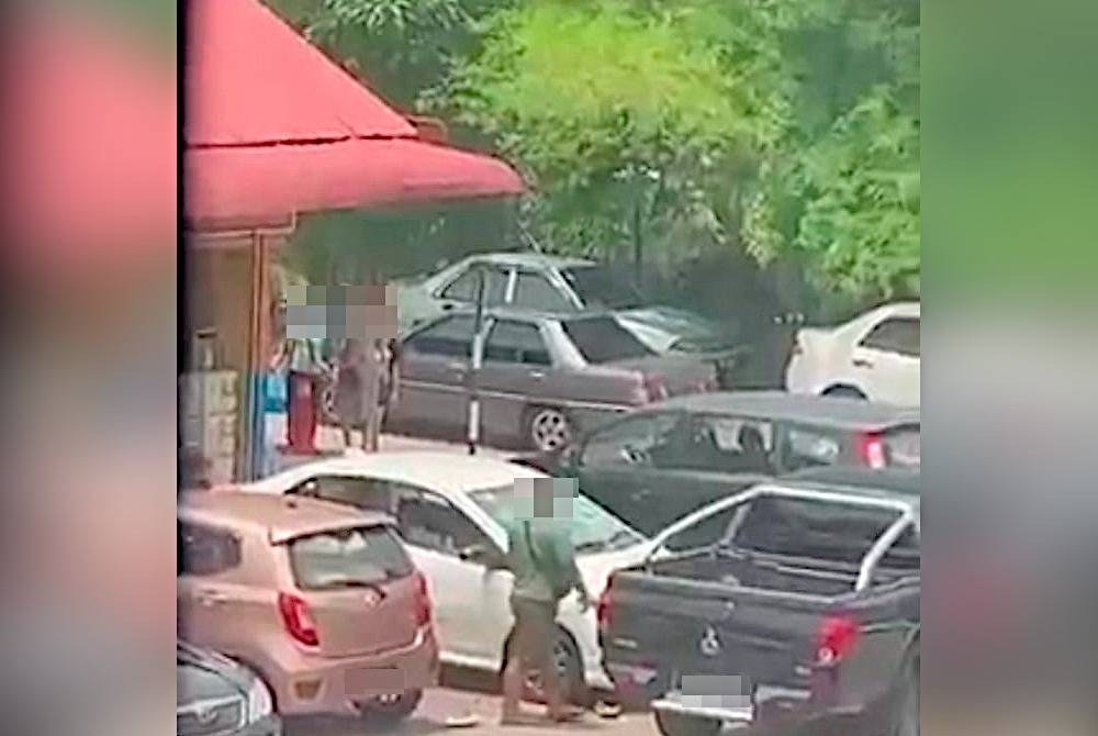 Tangkap layar video yang tular memaparkan seorang lelaki memecahkan cermin kereta dalam kejadian di hadapan sebuah pasar raya di Taman Setia Indah, Johor Bahru, pada Jumaat.