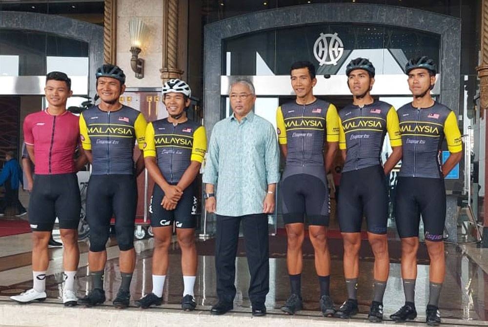 Al-Sultan Abdullah (tengah) bergambar bersama barisan pelumba negara di Genting Highlands pada Khamis.