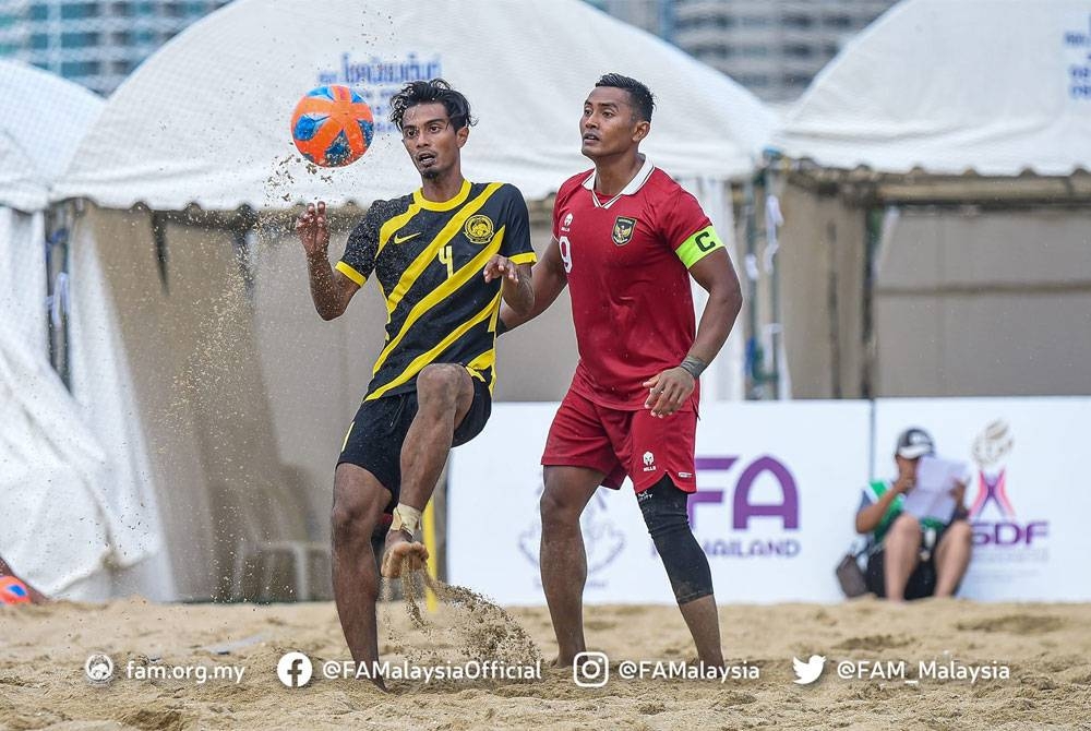 Aksi antara Malaysia dan Indonesia dalam saingan pembukaan Kejuaraan Bola Sepak Pantai AFF 2022 di Pantai Pattaya, Chonburi pada Khamis. - Foto FB FAM