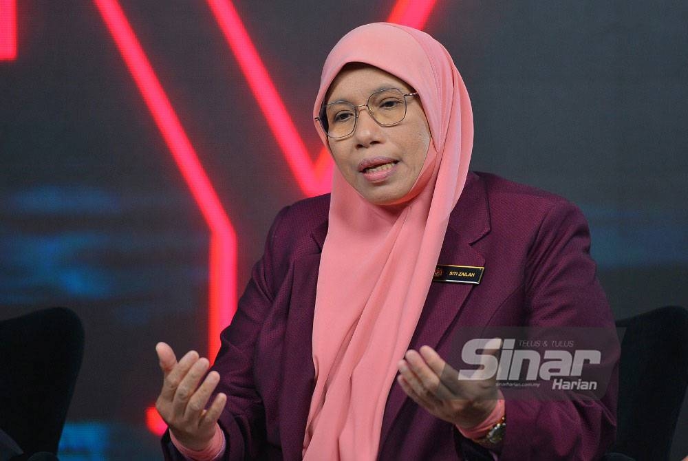 Siti Zailah ketika menjadi panelis Program Disebalik Isu Bersama FY yang dikendalikan oleh Finaz Yunus, disiarkan secara langsung di platform digital Sinar Harian pada Jumaat. - FOTO MOHD HALIM ABDUL WAHID