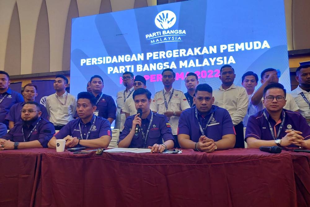 Na&#039;im (depan, tengah) bersama barisan Ahli Jawatankuasa Pemuda PBM pada sidang media selepas persidangan Pergerakan Pemuda PBM di Shah Alam pada Sabtu.