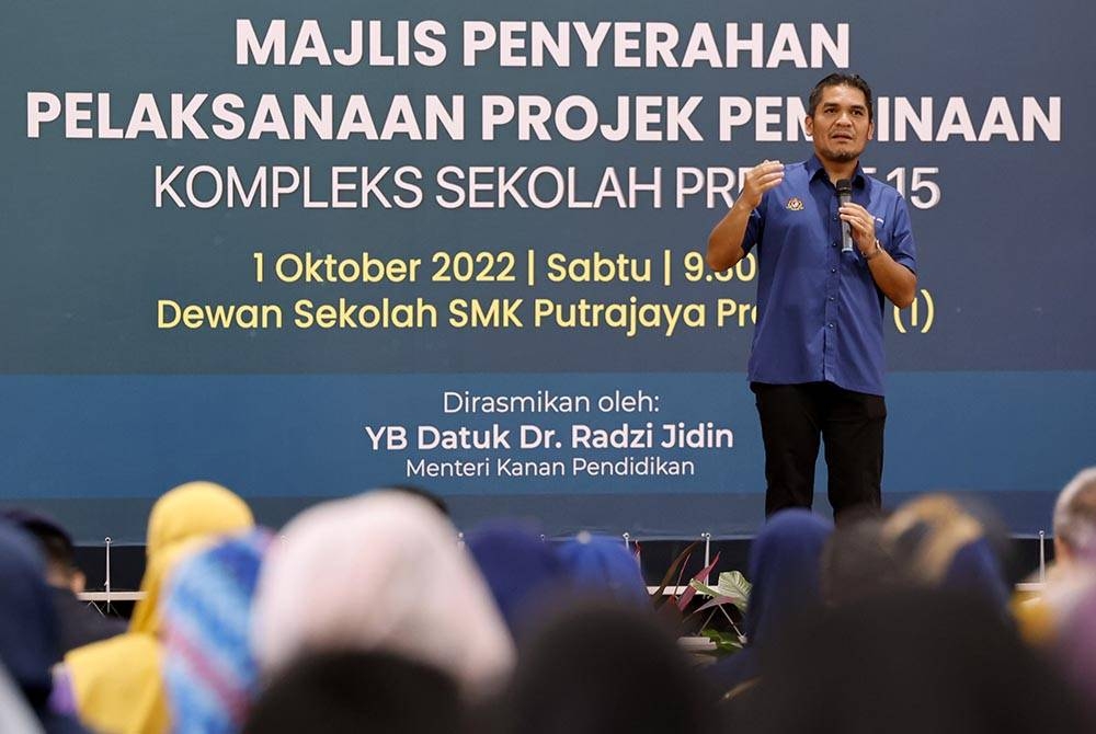 Mohd Radzi menyampaikan ucapan ketika Majlis Penyerahan Pelaksanaan Projek Pembinaan Kompleks Sekolah Presint 15 pada Sabtu. - Foto Bernama