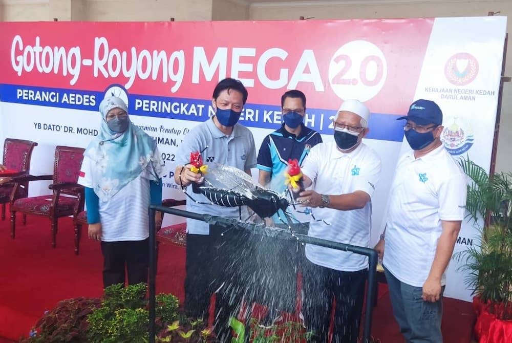 Dr Mohd Hayati (dua dari kanan) menyempurnakan gimik perasmian Program Gotong- Royong Mega 2.0 Perangi Aedes Peringkat Negeri Kedah 2022 di Taman Wira Mergong, Alor Setar pada Sabtu.