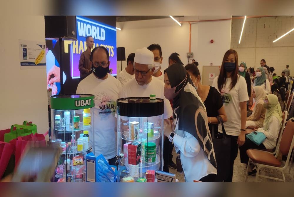 Dr Mohd Hayati (tengah) mendengar penerangan daripada pempamer pada Majlis Perasmian Sambutan 'World Pharmacist Day' Peringkat Negeri Kedah-Perlis di sebuah kompleks beli-belah, di Alor Setar pada Sabtu.