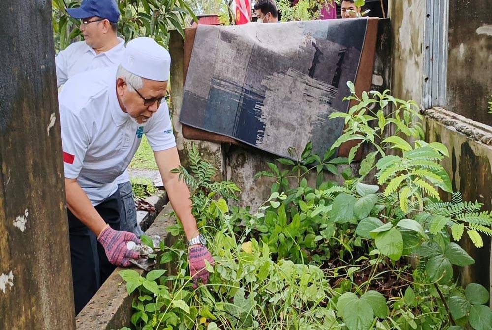 Dr Mohd Hayati turut serta dalam Program Gotong Royong Mega 2.0 Perangi Aedes Peringkat Negeri Kedah 2022 di Taman Wira Mergong, Alor Setar pada Sabtu.