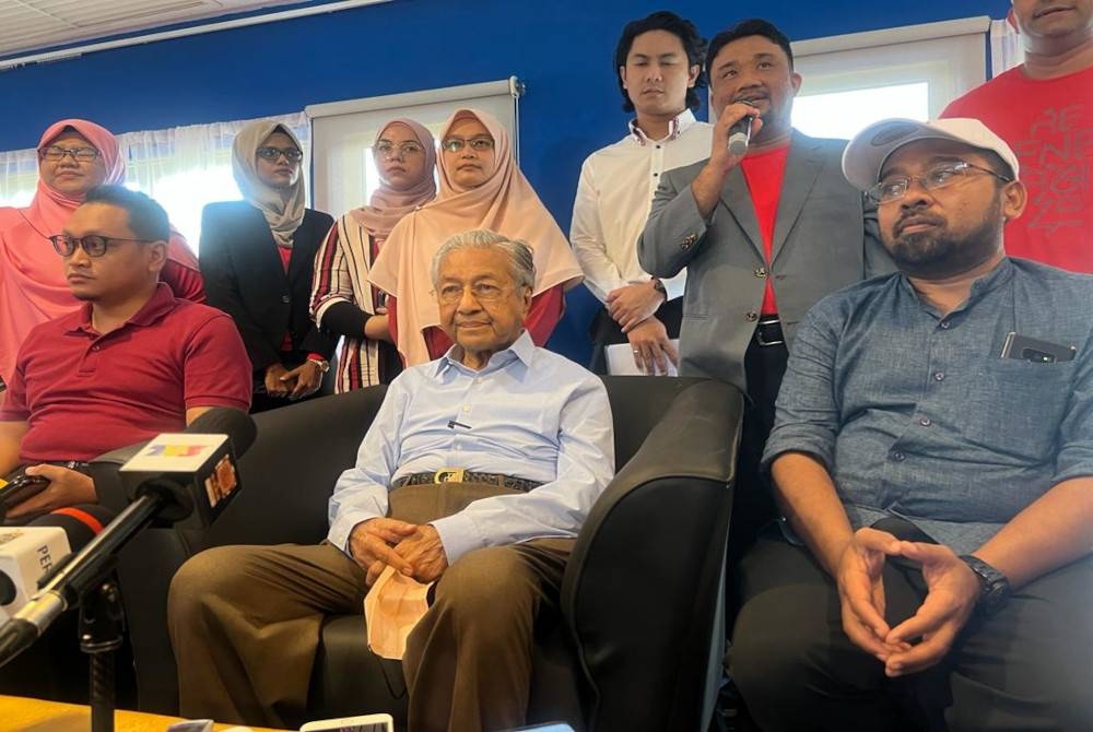 Dr Mahathir (tengah) pada sidang akhbar selepas program Suara Tanah Air anjuran sayap muda GTA di Sepang pada Sabtu.