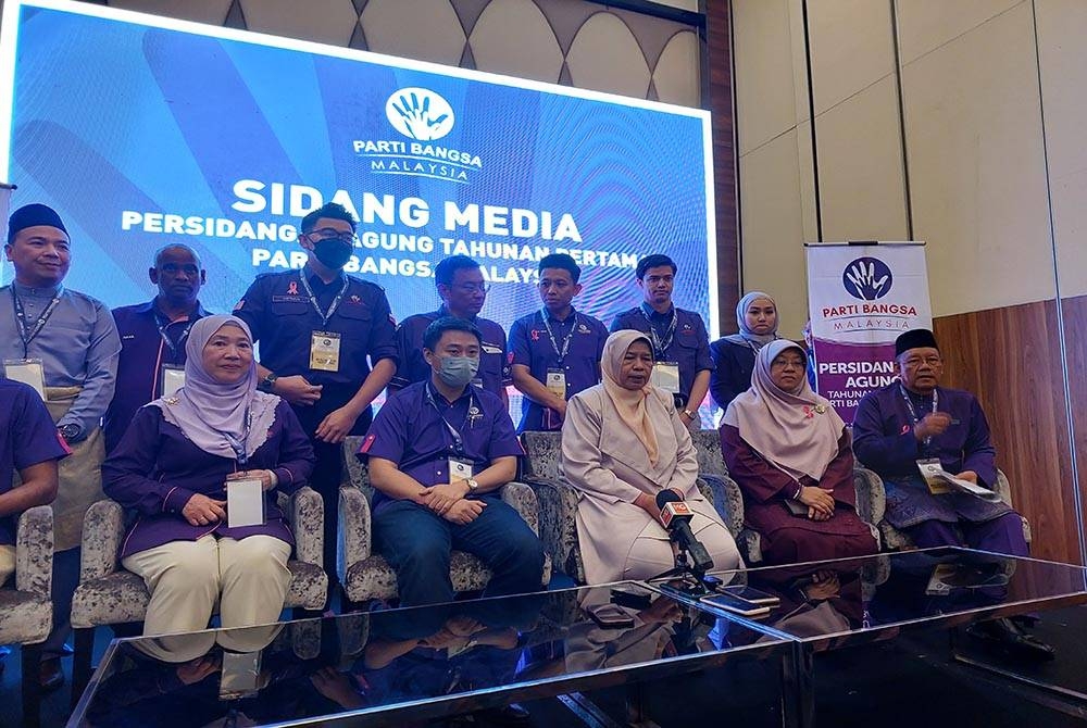 Zuraida (depan, tengah) bersama barisan kepimpinan PBM ketika sidang media di Shah Alam pada Sabtu.