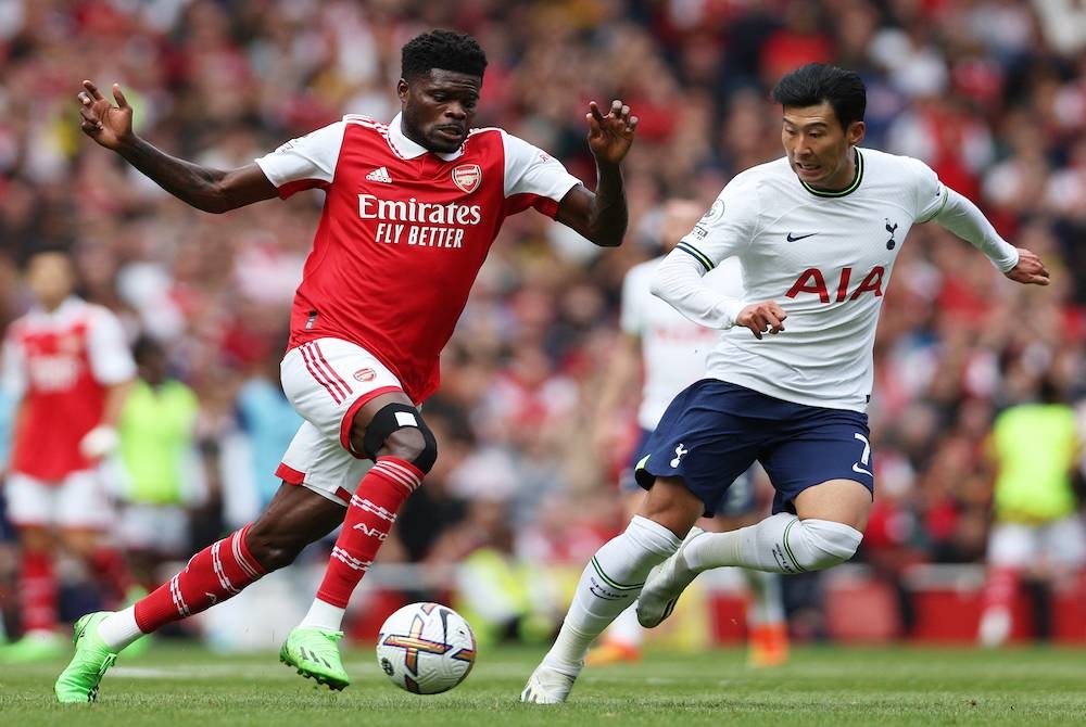 Partey (kiri) cuba melepasi halangan pemain Tottenham Hotspur, dari Korea Selatan Son Heung-min dalam aksi liga di London. - FOTO AFP