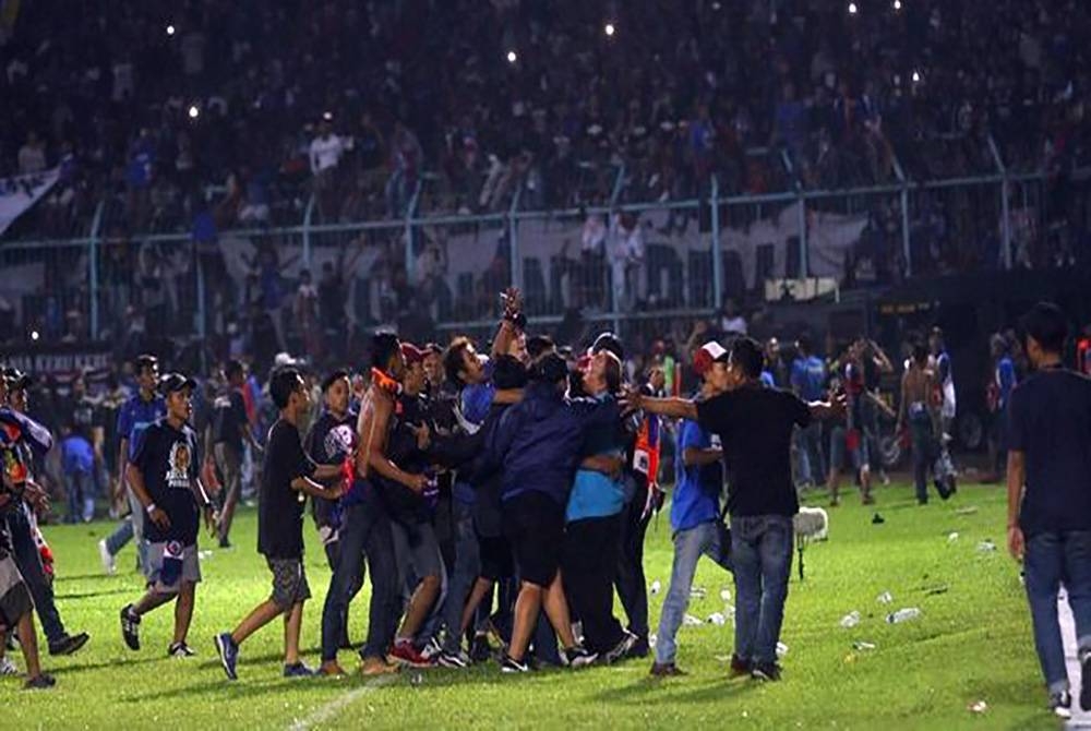 Suasana kecoh di kawasan padang ketika rusuhan dalam kalangan penonton. - Foto Agensi