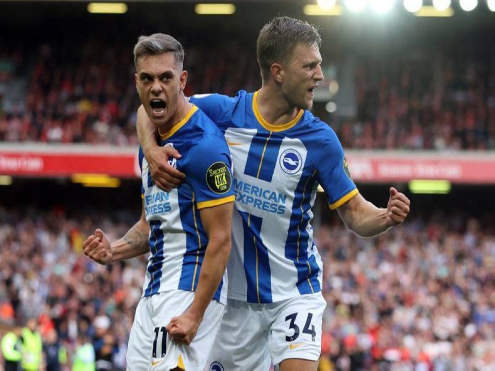 Trossard (kiri) meledak hatrik ketika membantu Brighton mengikat Liverpool 3-3 di Anfield. Foto Agensi.