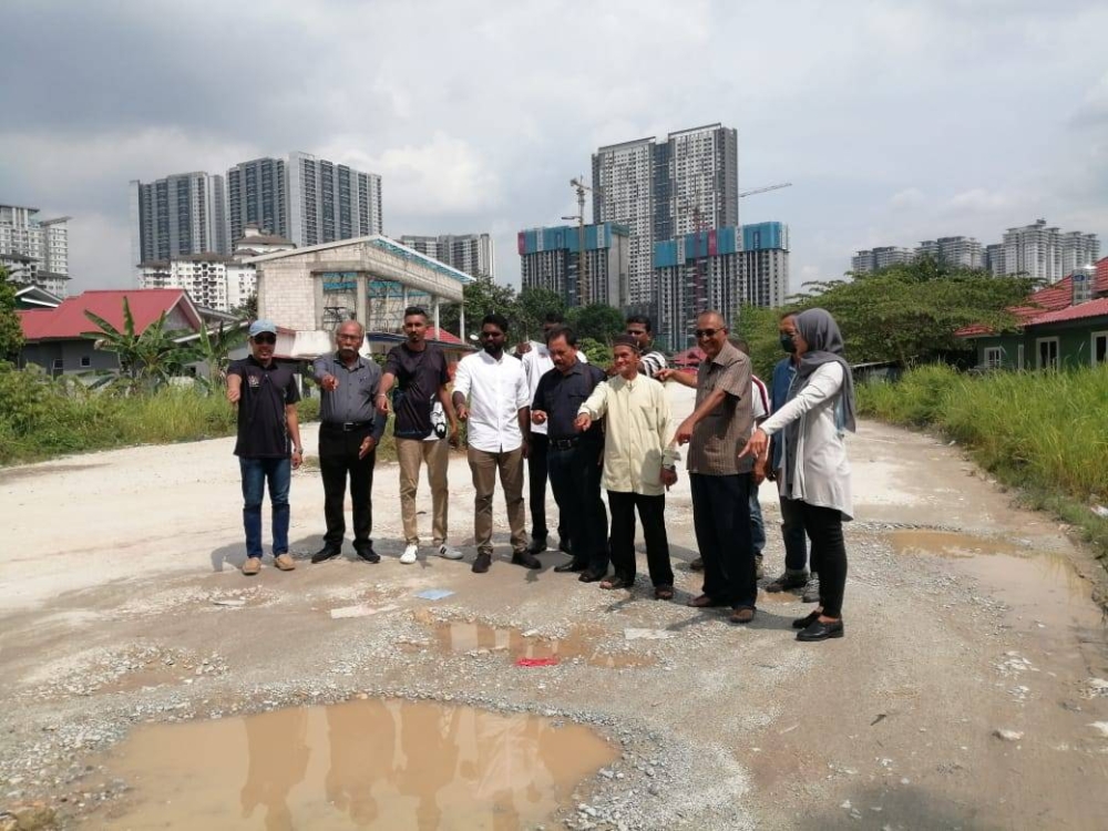 Prabakaran (empat dari kiri) bersama penduduk sekitar Kampung Chubadak menggesa projek jalan alternatif ke Duke disiapkan segera.