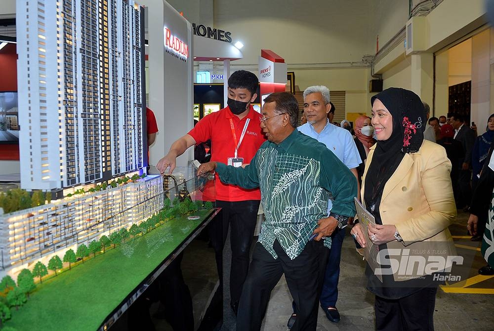 Ismail (dua dari kanan) melawat dewan pameran selepas Majlis Perasmian Pembukaan Pameran BPEX Satu Rumah Satu Keluarga Bumiputera Malaysia 2022 di Pusat Pameran Mid Valley (MVEC) pada Sabtu. - Foto SINAR HARIAN / MOHD HALIM ABDUL WAHID