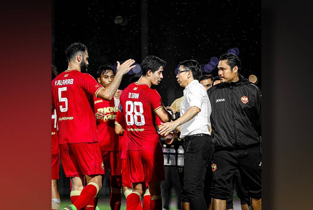 Cheng Hoe (baju putih) meraikan kejayaan bersama pemainnya selepas membelasah Melaka United.
FOTO- FB SELANGOR FC