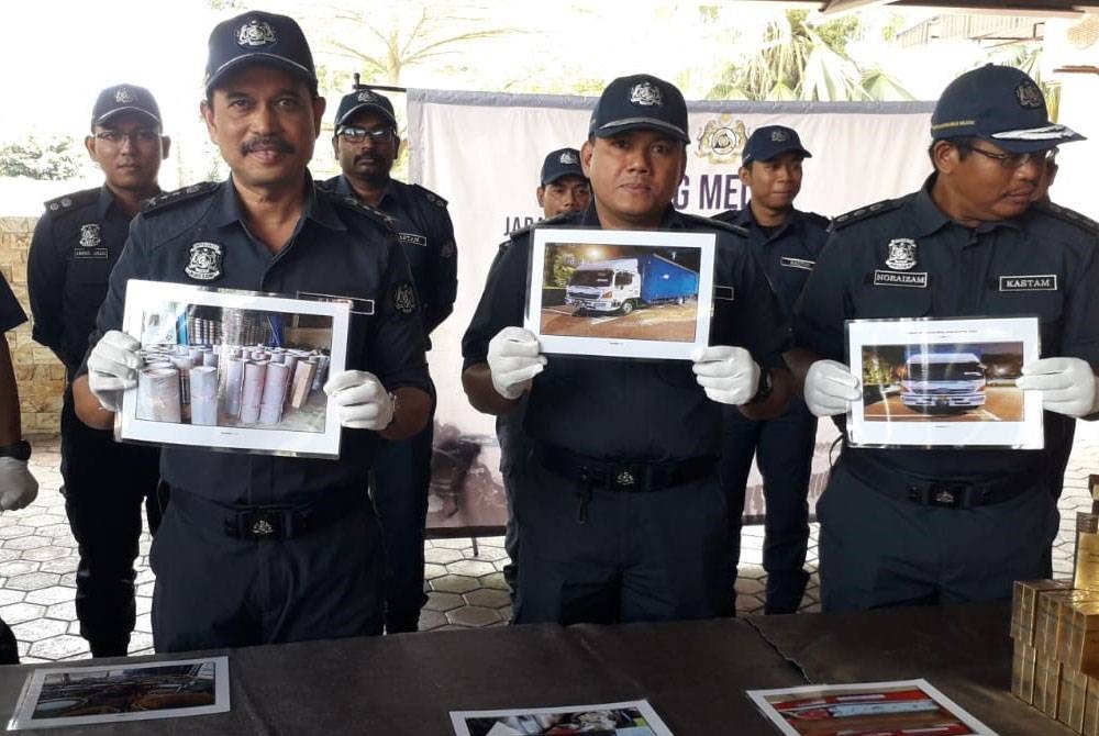 Sazali (dua dari kiri) menunjukkan foto barang-barang dibawa tetapi tidak diikrarkan dalam borang kastam, selepas sidang akhbar di Menara JKDM Johor, Larkin, Johor Bahru, pada Ahad