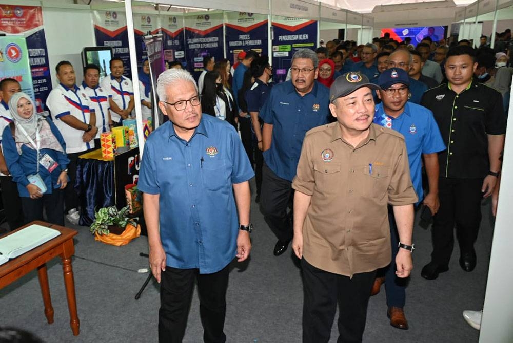 Hamzah (kiri) bersama Hajiji (kanan) ketika melawat pameran sempena Program Kita Demi Negara di pekarangan Kompleks Sukan Likas, Kota Kinabalu.