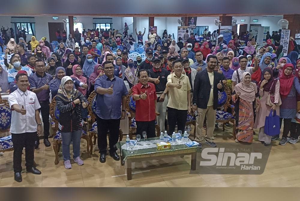 Ahmad (tengah) merasmikan Karnival Ayuh Cergas di Dewan Jubli Intan Pontian, pada Ahad.