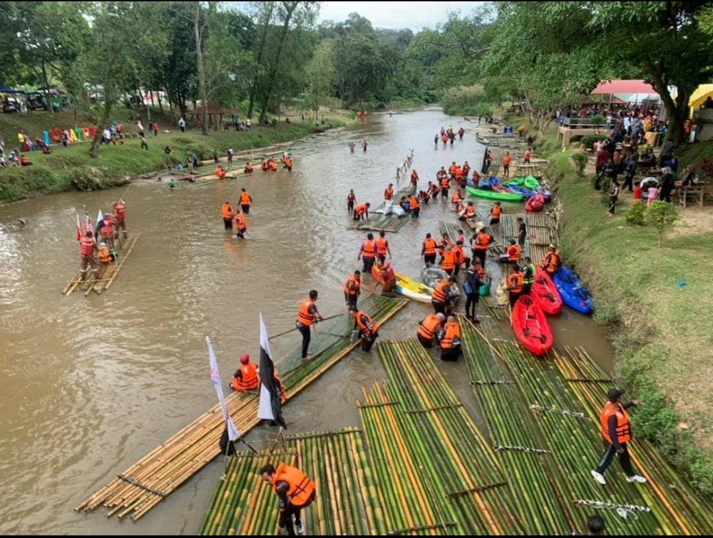 Para peserta menyusuri sungai menggunakan berakit untuk membersihkan Sungai Batu Malim di sini pada Sabtu. -Foto JBPM Pahang