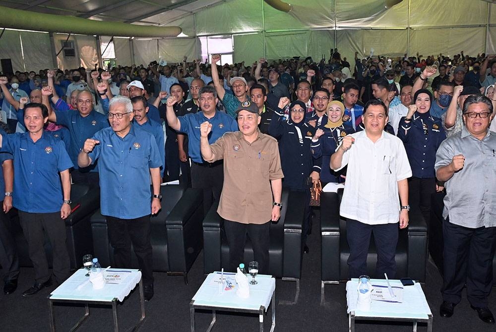 Hajiji (tiga dari kiri) bersama Hamzah (dua dari kiri) pada majlis penutupan Program Kita Demi Negara Zon Sabah di pekarangan Kompleks Sukan Likas, Kota Kinabalu.