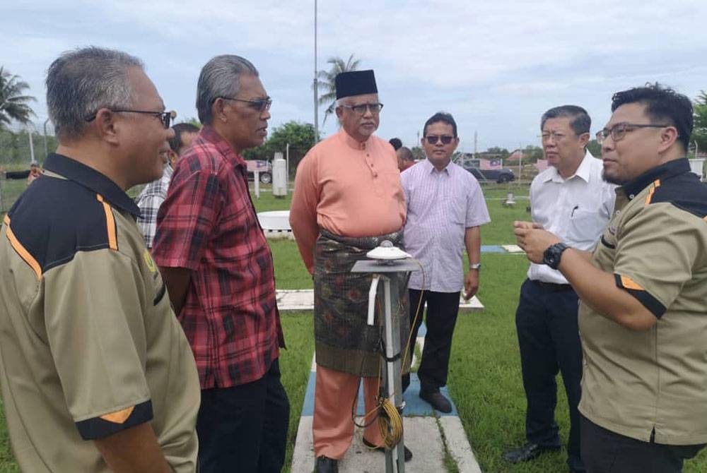 Mahfuz (tiga dari kiri) mendengar taklimat berkaitan perubahan monsun peralihan dan ramalan cuaca yang dijangka berlaku di Jabatan Meteorologi Kedah pada Ahad.