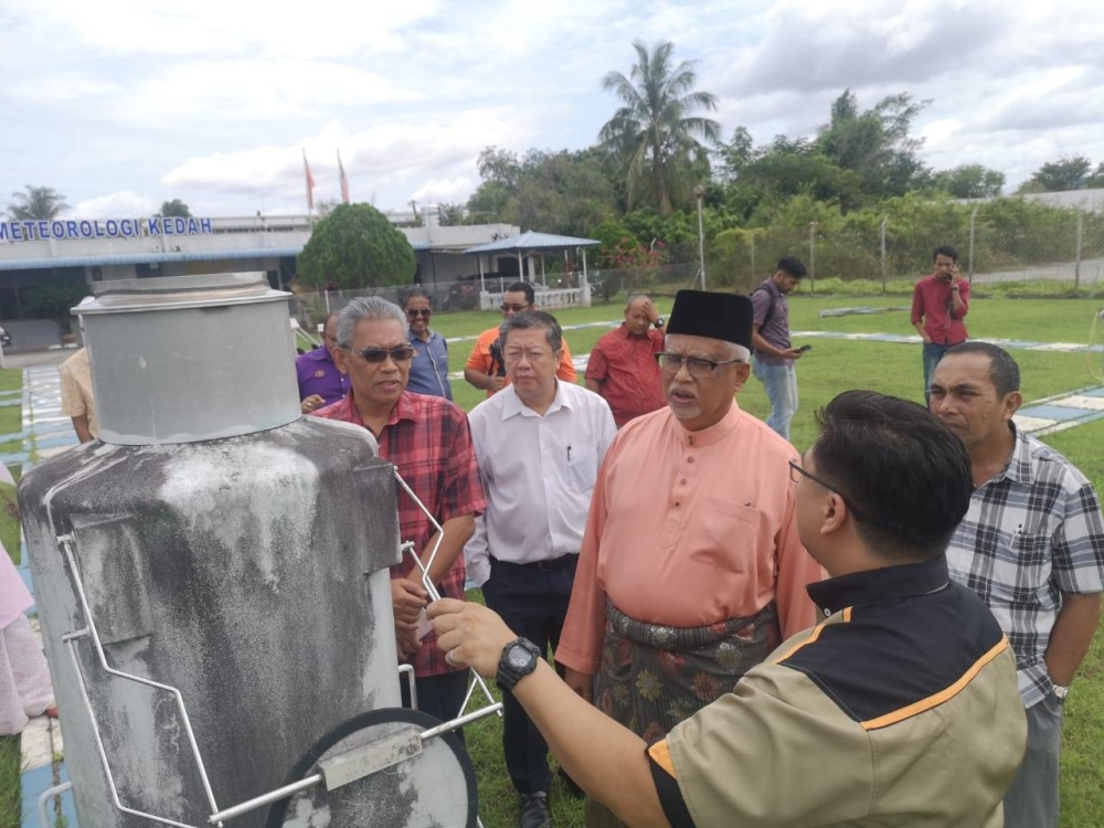 Mahfuz (dua dari kanan) mendengar taklimat berkaitan taburan hujan dan ramalan cuaca yang disebabkan oleh peralihan monsun.