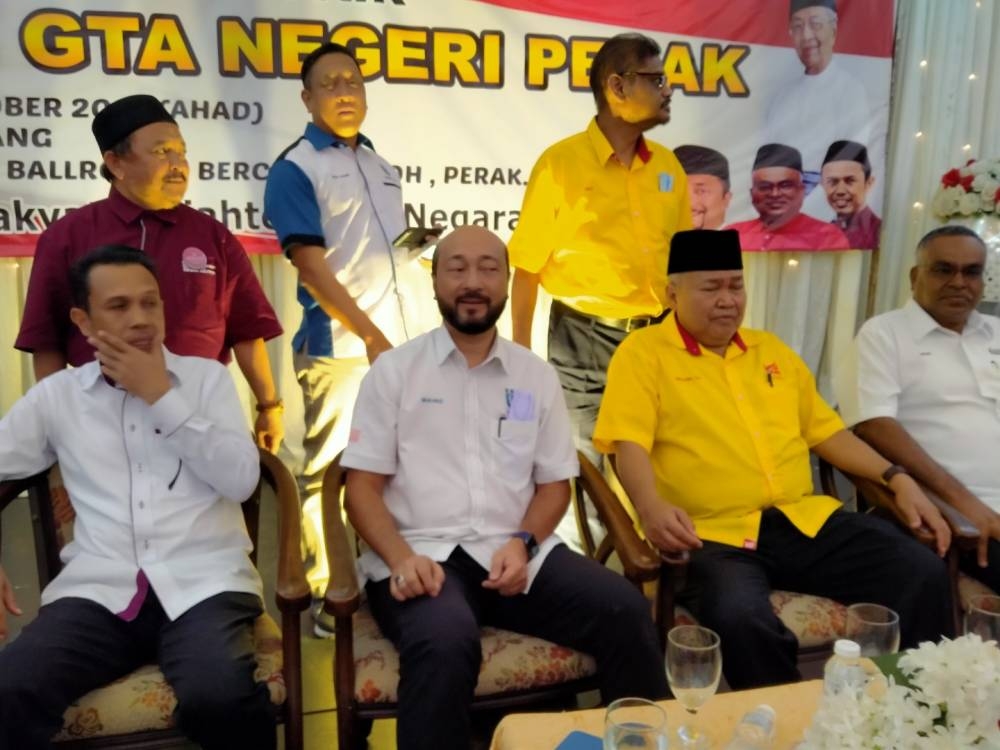 Mukhriz (duduk, dua dari kiri) ketika sidang akhbar selepas program Sidang GTA Perak di sebuah dewan di Bercham pada Ahad.