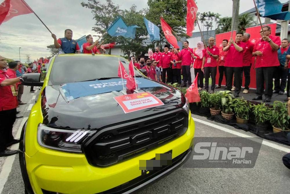 Mohamed Azmin (berdiri, tiga kanan) pada Majlis Pelancaran Persidangan Bahagian Parti Pribumi Bersatu Malaysia (Bersatu) dan Pelancaran Jentera Pilihan Raya Bersatu Selangor di sebuah resort di sini pada Ahad.