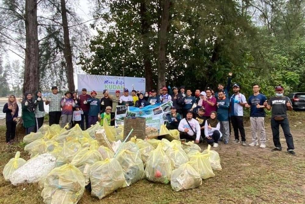 Sebanyak 300kg sampah dikutip pada program &#039;kudah&#039; atau kutip sampah sambil riadah di pinggir muara Sungai Balok.