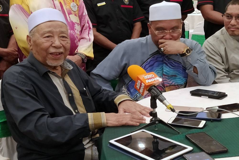 Hashim (kiri) ketika sidang akhbar pada Majlis Makan Malam dan Dana Pilihan Raya PRU15 Pas Negeri Perak di sebuah hotel di sini pada malam Ahad.