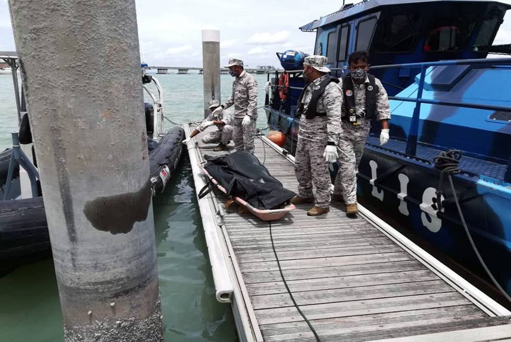 Mayat mangsa dibawa ke Hospital Pulau Pinang untuk bedah siasat.