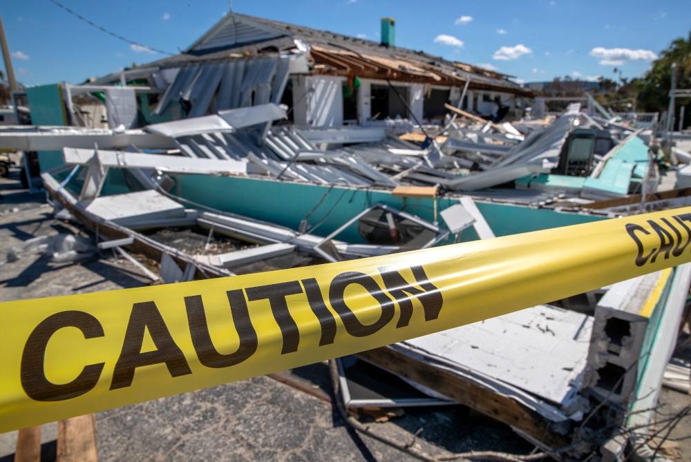 Ribut tropika menyebabkan kemusnahan termasuk di Pantai Fort Myers, Florida pada Ahad. - Foto EPA