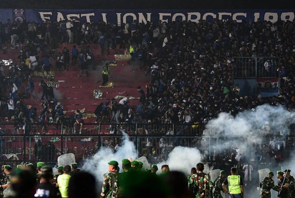 Gambar fail menunjukkan gas pemedih mata dilepaskan di dalam Stadium Kanjuruhan, Kabupaten Malang, Jawa Timur, Sabtu lalu. - Foto AFP