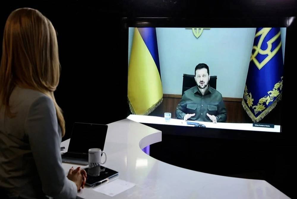 Volodymyr Zelenskyy (kanan) diwawancara oleh Katie Jensen (kiri) menerusi pautan video Zoom dari Kyiv dan disiarkan di YouTube pada Isnin. -Foto Arab News