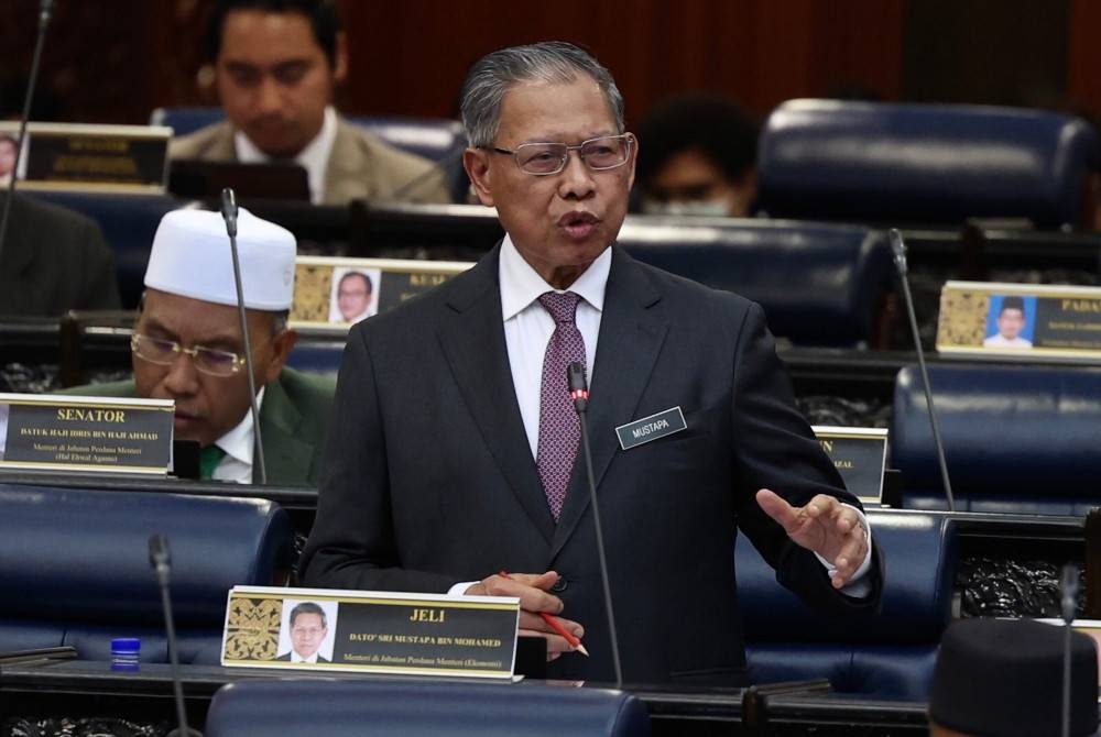 Mustapa menjawab soalan pada Mesyuarat Ketiga Penggal Kelima Parlimen ke-14 bagi Dewan Rakyat di Bangunan Parlimen hari ini. - Foto Bernama