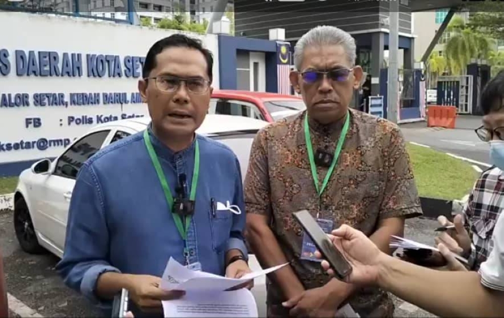 Asmirul (kiri) bersama Dr Ismail membuat laporan polis berhubung fitnah yang dikaitkan dengan insiden konsert di hadapan Masjid Zahir pada Sabtu.