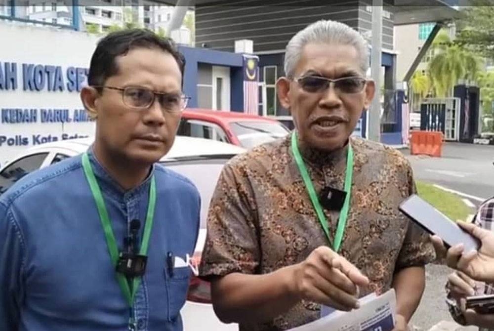 Dr Ismail (kanan) dan Asmirul selepas membuat laporan polis berhubung penerokaan REE di Hutan Simpan Bukit Enggang, Sik di Ibu Pejabat Polis daerah (IPD) Kota Setar pada Isnin.