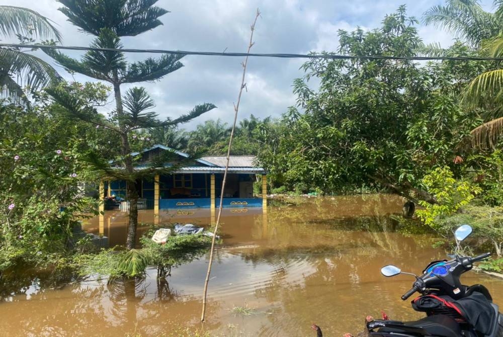 Keadaan banjir di Kampung Sri Gambut Pekan Nanas, Pontian pada Selasa.