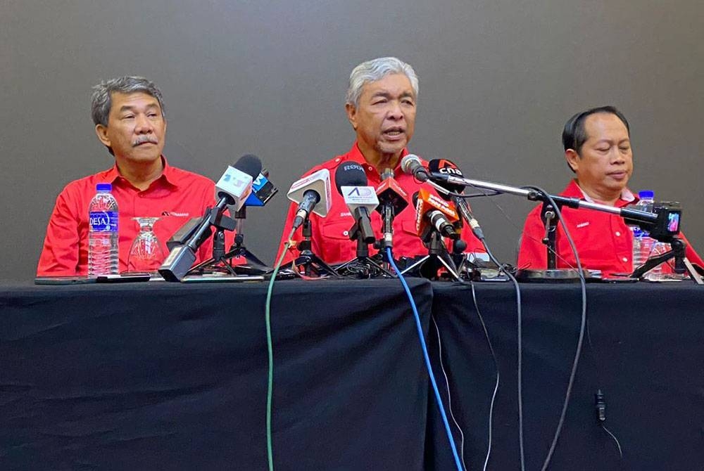 Ahmad Zahid (tengah) pada sidang akhbar selepas perjumpaan khas bersama 191 UMNO bahagian di Dewan Tun Hussein Onn, Pusat Dagangan Dunia Kuala Lumpur (WTCKL) pada Selasa.