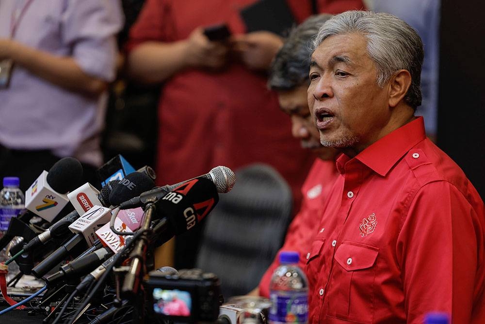 Ahmad Zahid bercakap pada sidang media selepas perjumpaan khas Ketua Bahagian UMNO bersama Presiden Parti dan Perdana Menteri di Dewan Tun Hussein Onn Pusat Dagangan Dunia pada Selasa. - Foto Bernama