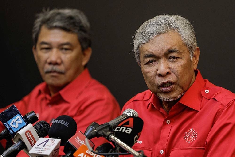 Ahmad Zahid (kanan) ketika sidang media selepas perjumpaan khas Ketua Bahagian UMNO bersama Presiden Parti dan Perdana Menteri di Dewan Tun Hussein Onn Pusat Dagangan Dunia pada Selasa. - Foto Bernama