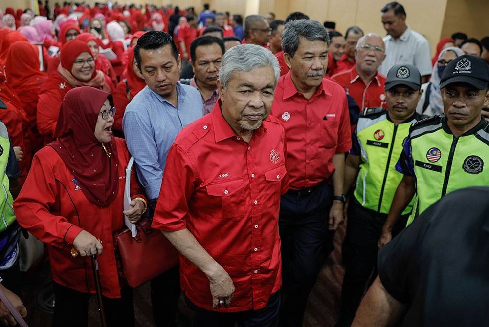 Ahmad Zahid bersama Timbalan Presiden UMNO, Datuk Seri Mohamad Hassan dilihat keluar dari dewan selepas perjumpaan khas Ketua Bahagian UMNO bersama Presiden Parti dan Perdana Menteri di Dewan Tun Hussein Onn Pusat Dagangan Dunia pada Selasa. - Foto Bernama