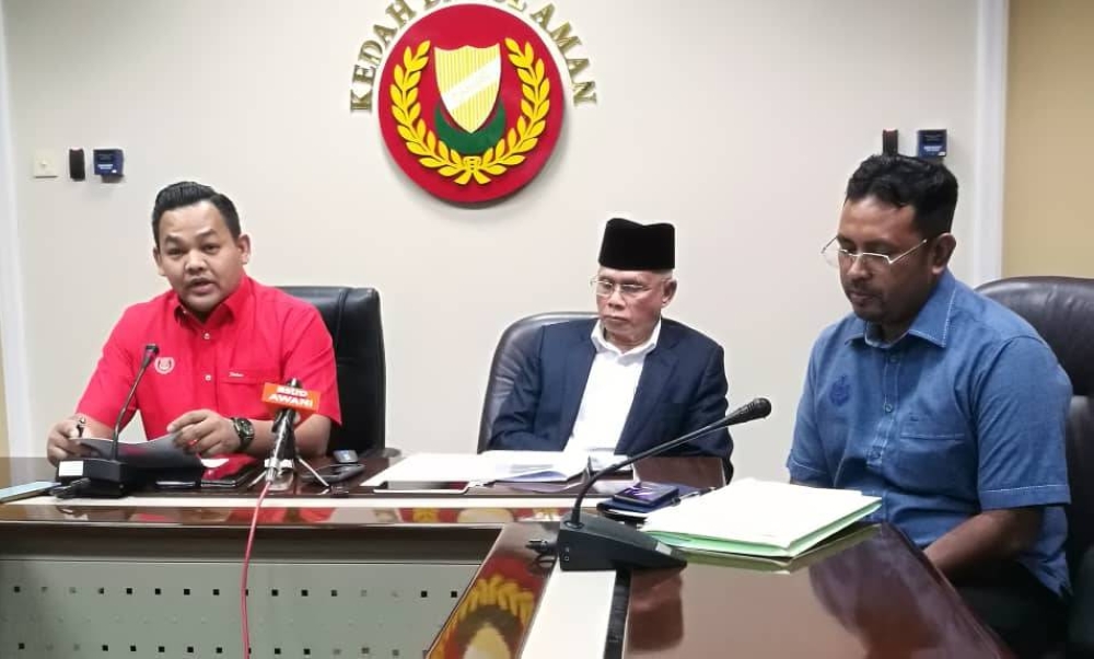 Mohd Firdaus (kiri) dan Najmi (tengah) mengadakan sidang akhbar bersama menjelaskan kekeliruan berhubung video tular.