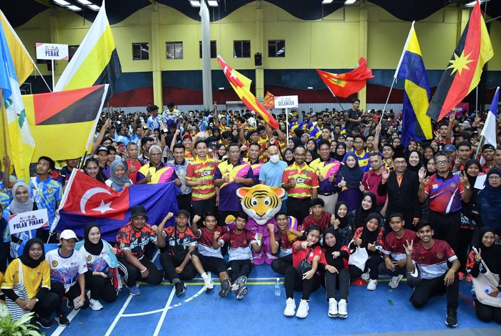 Kontinjen UiTM Selangor meraikan kejayaan menjuarai KARiSMA 2022.