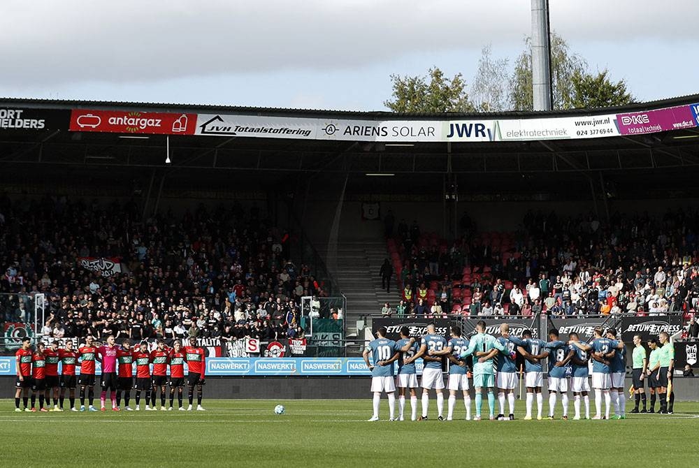 Pemain NEC dan Feyenoord dalam saingan Eredivisie Belanda bertafakur seminit sebagai penghormatan kepada mangsa tragedi stadium di Indonesia. FOTO: AFP