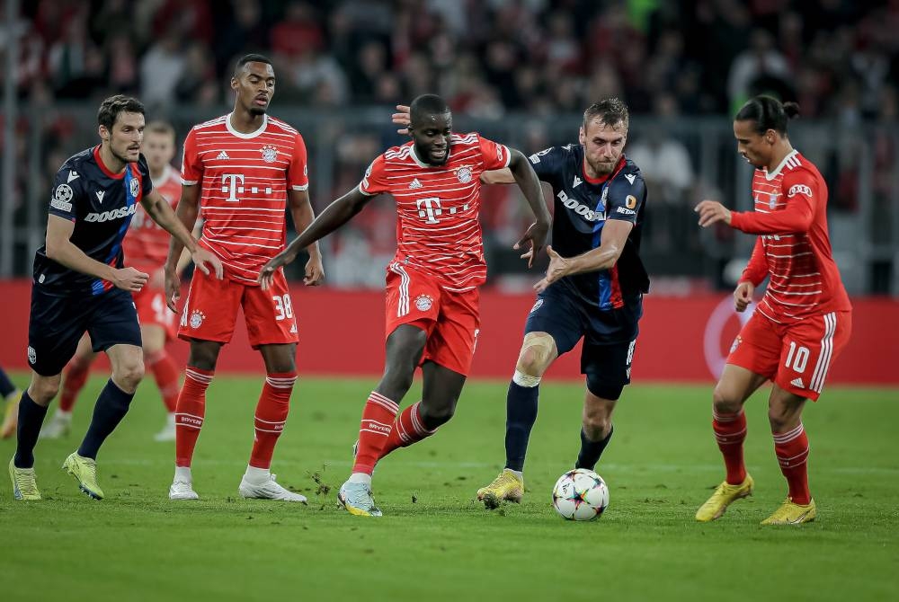 Aksi pemain Bayern ketika menewaskan Viktoria Plzen, 5-0 dalam perlawanan Kumpulan C Liga Juara-Juara di Stadium Allianz Arena. - Foto EPA