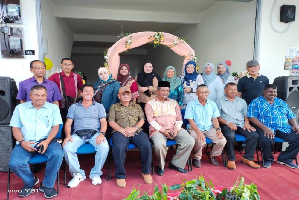 Jamaluddin (duduk, tengah) bersama penyokongnya ketika majlis pembukaan pusat khidmat di Taman Slim Mutiara pada Jun lalu.