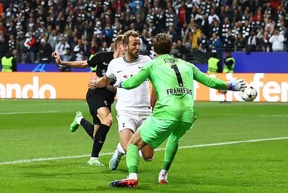 Kane (tengah) gagal meledak dalam aksi Liga Juara-Juara menentang Frankfurt pada Rabu. - Foto Agensi