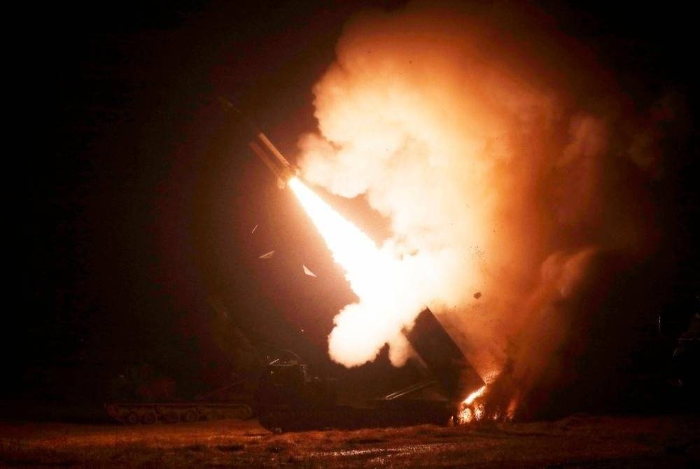 Gambar Kementerian Pertahanan Korea Selatan yang diperoleh pada Rabu menunjukkan sebuah peluru berpandu dilancarkan dari sebuah lokasi di pantai timur negara berkenaan. - Foto AFP